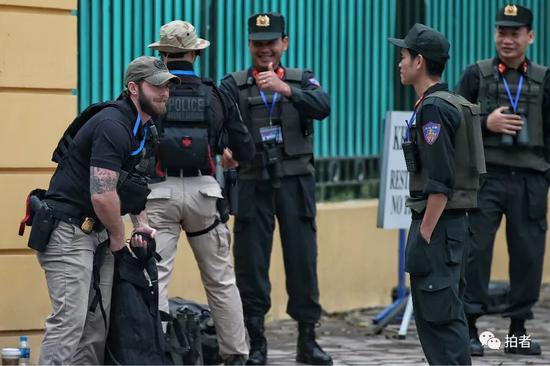 解除警戒离开时,越南安保人员向美国特勤局特工竖起大拇指。