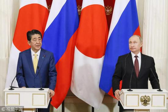 ▲资料图片:1月22日,日本首相安倍晋三和俄罗斯总统普京在莫斯科克里姆林宫举行联合记者招待会。(视觉中国)