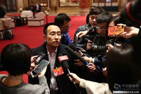 3日上午,全国人大代表、北京首发公路养护工程有限公司第三养护管理中心工段长李俊丰来到北京会议中心驻地报到,并接受记者采访。(图片来源:tuku.qianlong.com)。千龙网记者 万小军摄