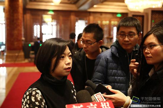 3月3日,十三届全国人大二次会议北京团代表抵达北京会议中心报到。图为人大代表厉莉报到后接受媒体采访(图片来源:tuku.qianlong.com)。千龙网记者 万小军摄