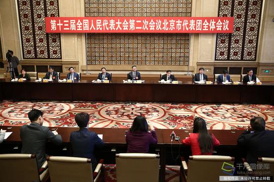 3月7日上午,十三届全国人大二次会议北京代表团举行开放团组活动,邀请9位全国人大代表回答中外媒体记者提问。图为活动现场(图片来源:tuku.qianlong.com)。千龙网记者 万小军摄