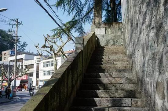 8任局长未放弃追凶 多起强奸案罪犯被执行死刑