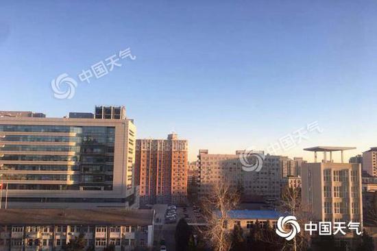 今天早晨,北京天空晴朗,高颜值蓝天“上线”。