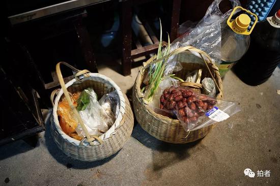 △ 长沙的朋友带过来的食材以及其他物品。