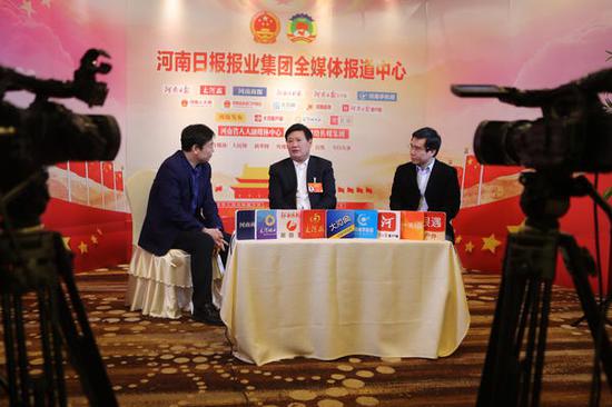 (王中立(中)做客河南日報報業集團全國兩會《總編有約》新聞會客廳)