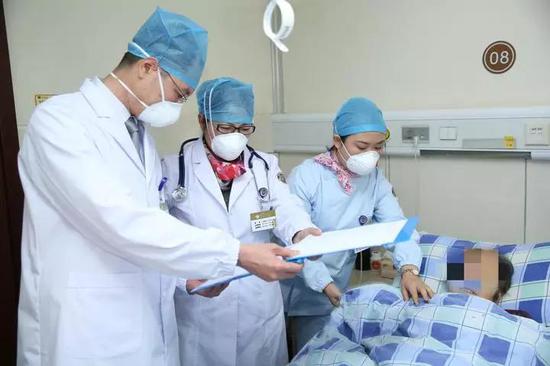 陈女士在接受治疗