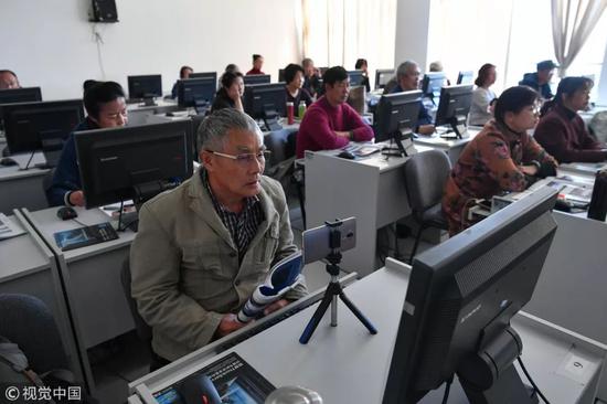 ▲老年大学学员学习电脑操作。(视觉中国)