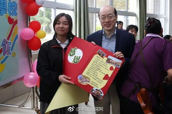 ▲資料圖片:2018年1月25日,時任國臺辦副主任劉結一前往東莞臺商子弟學校,看望慰問學校師生和家長代表。(中國臺灣網)