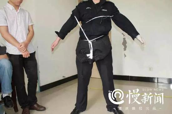 ▲巩强在身上绑缚了10块石头,超过25公斤,全部独立完成,原版复刻了死者被发现时的状态,用侦查实验证明了死者是自杀 警方供图