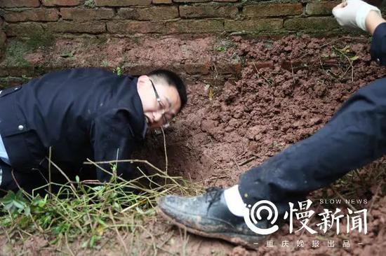 ▲李卡纳终于在掘地三尺之后找到重要物证