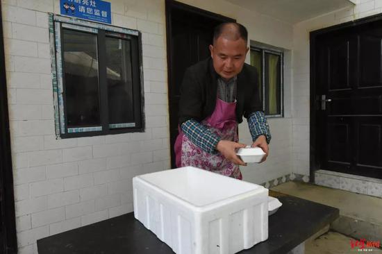 大山深处送外卖 送餐老板年入40万