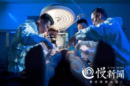 ▲杨小城、李卡纳、周洋、宋若冰(从左至右)在解剖室工作,重庆的天气,从春天开始,防护服里就开始像一个浴缸,积满了汗水
