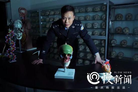 ▲杨小城身后的颅骨,是法医科的历代法医在工作中搜集的无名颅骨