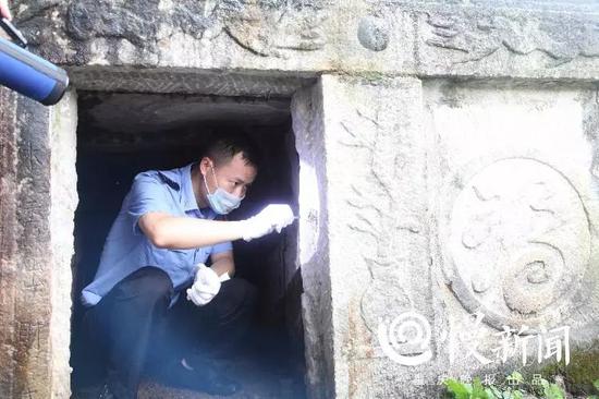 ▲杨小城在墓穴中提取证物 警方供图