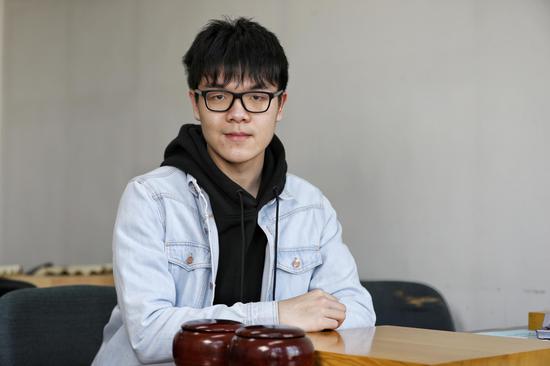 ■人物简介 柯洁,1997年8月2日生于浙江丽水,围棋作业九段棋手,我国围棋领军人物,至今在百灵杯、三星杯、新奥杯、梦百合杯等赛事中拿到7个国际冠军。新京报记者 王飞 摄