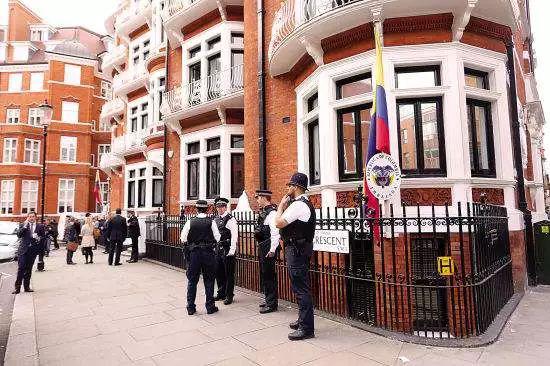 △伦敦警察在厄瓜多尔驻英国大使馆外执勤。