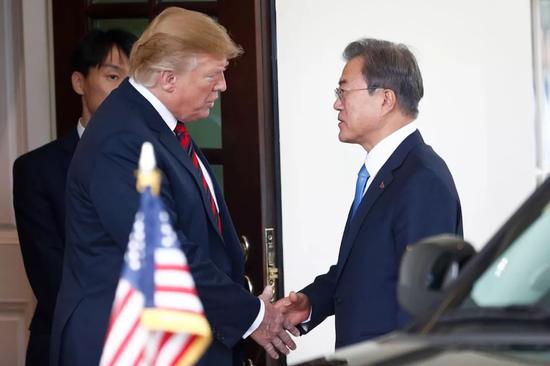 ▲4月11日,美国总统特朗普在华盛顿白宫会见到访的韩国总统文在寅。(新华社)