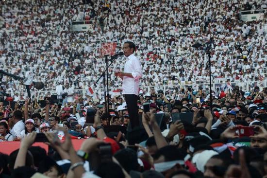 4月13日，印度尼西亚现任总统、总统候选人佐科·维多多在雅加达参加竞选活动。新华社发（阿贡摄）