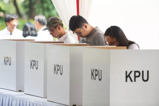 4月17日，选民在印度尼西亚雅加达一处投票站投票。新华社记者杜宇摄