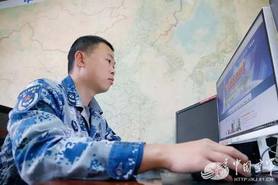 官兵在强军网站上学习总体国家安全观。(图片来源:中国空军网)