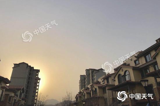 北京今晨太陽露臉。(圖/王曉)