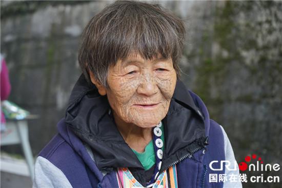 丙秀芳老人接受记者采访
