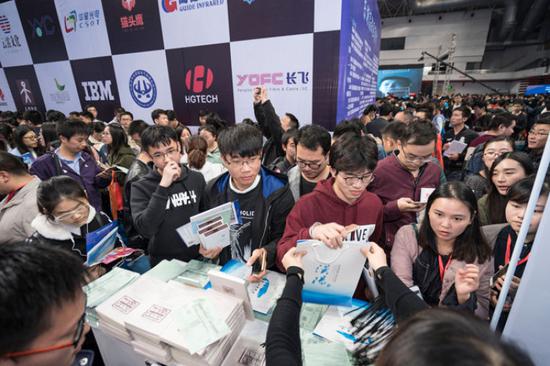 在武汉举行的“百万大学生留汉创业就业工程”大型校园巡回招聘活动现场,应聘者在寻找适合自己的招聘信息(2017年11月12日摄)。新华社记者熊琦摄