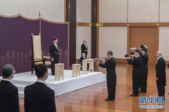5月1日,在日本东京,日本德仁天皇(左三)出席即位仪式。新华社发(日本宫内厅供图)