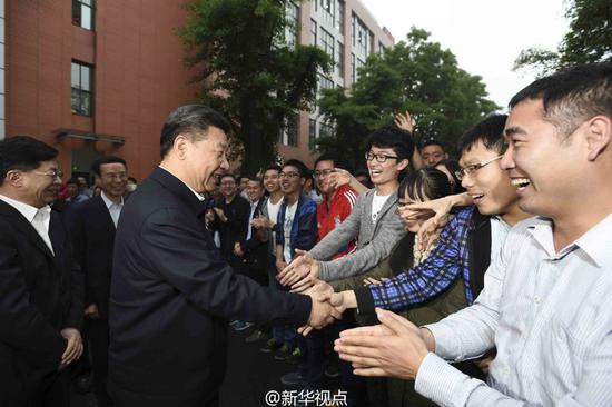 这是2016年4月26日,习近平在中国科技大学进行考察。