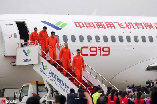 ▲完成C919空中首秀的试飞员(东方IC)