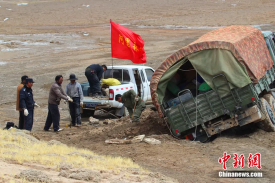 图为阿里林业部门在羌塘保护区巡逻途中 阿里林业部门供图