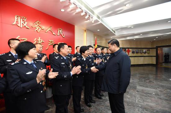 2019年2月1日,习近平到北京市公安局考察调研,看望公安干警。