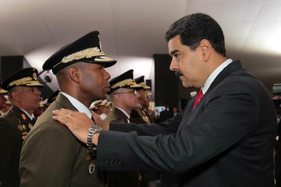 委内瑞拉少将叛变马杜罗后 彭斯亲手将他特赦