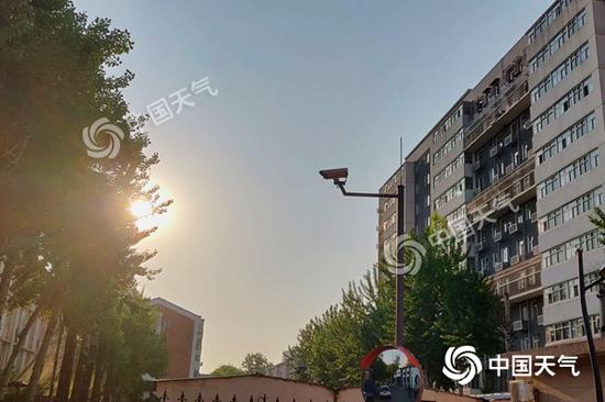 北京今晨天空晴朗无云,阳光明媚。