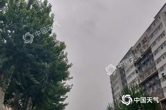  今晨北京天空阴沉云层厚。