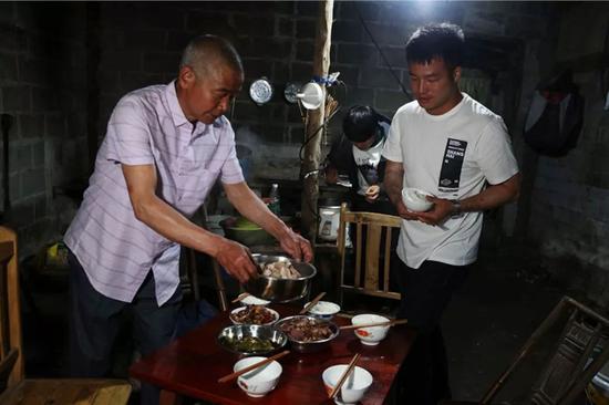 男子8岁被拐19年后认亲 流浪时只能捡垃圾吃