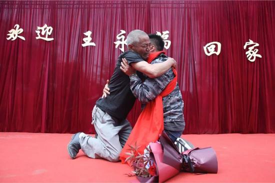 男子8岁被拐19年后认亲 流浪时只能捡垃圾吃