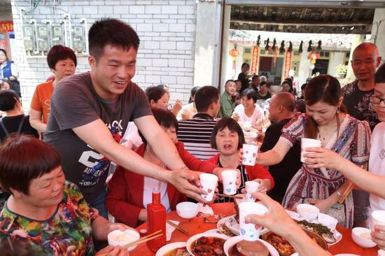 男子8岁被拐19年后认亲 流浪时只能捡垃圾吃