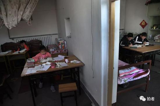 4月5日，河北涞水西官庄村，“小课桌”上，一面墙隔开了“小学部”和“中学部”。新京报记者尹亚飞 摄
