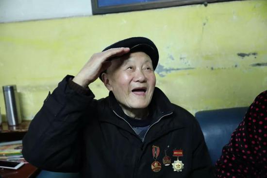 张富清行了一个标准的军礼。(湖北日报全媒记者魏铼 通讯员朱勇 摄)