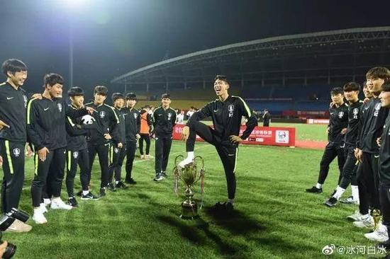 韩国国青队队员脚踩奖杯(图源:摄影师“冰河白冰”微博)