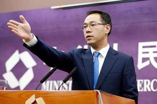 高峰在新闻发布会现场图。来源:商务部网站