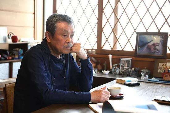 4月26日,在日本东京,秋山亮二在家中接受记者采访。新华社记者杜潇逸摄