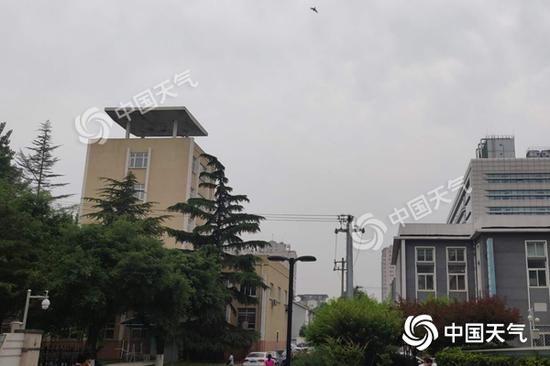 今晨云层覆盖北京,天空阴沉。(图/张晗熙)