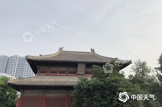 今晨,北京有轻雾。(图/王晓)