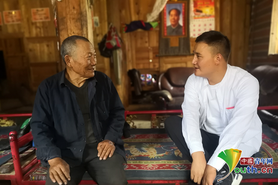 冲郎加(右)和村民在一起。本人供图