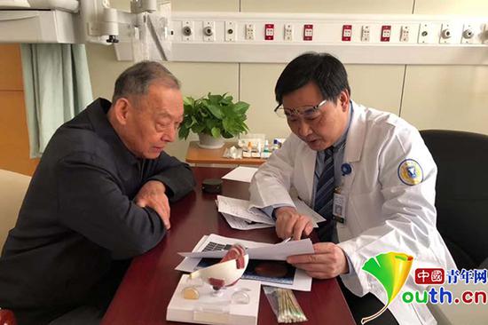 姚玉峰和患者。资料图