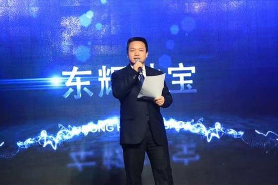 东辉珠宝公司创始人汤晓东,其自称人在美国。