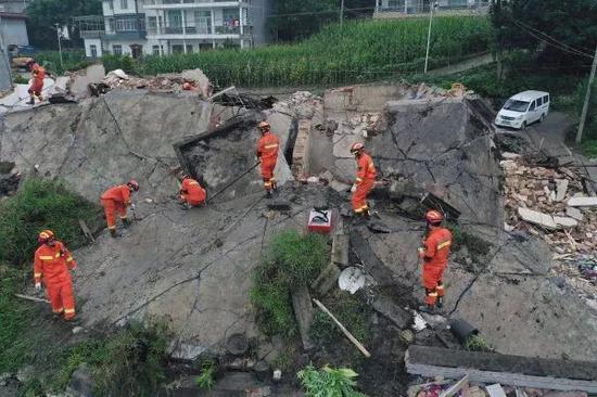 ▲6月18日,救援人员在长宁县双河镇搜救。(新华社)