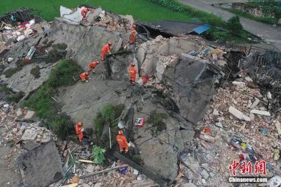 6月18日凌晨，抢险队员在四川长宁县双河镇葡萄村8组倒塌房屋搜救。 中新社发 曾朗 摄 图片来源：Cnsphoto